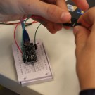 Als Steuerungselement für den Glider programmieren Michel, vom Ernst-Barlach-Gymnasium und Yves, vom Gymnasium Schloß Plön, einen Arduino Mikrocontroller. Foto: B. König, GEOMAR