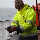 Durchweichte Handschuhe, schlammbeschmierte Arbeitskleidung: So kann Forschung auf See auch aussehen. Foto: J. Steffen, GEOMAR