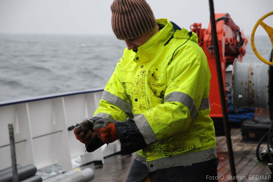 Durchweichte Handschuhe, schlammbeschmierte Arbeitskleidung: So kann Forschung auf See auch aussehen. Foto: J. Steffen, GEOMAR