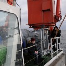 Gespannt beobachten die Teilnehmer der Fahrt, wie die Besatzung auf dem Arbeitsdeck mit schwerem Gerät hantiert. Foto: G. Seidel, GEOMAR