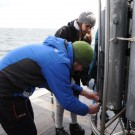 Moritz Lüdemann und Katharina Reimers entnehmen Wasserproben aus der CTD-Rosette. Foto: G. Seidel, GEOMAR