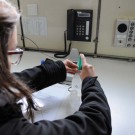 Katharina Reimers bereitet die Nährstoffuntersuchung der Wasserproben im Labor vor. Foto: G. Seidel, GEOMAR