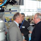 Dr. Peter Linke (li.), Leiter des Technik- und Logistikzentrums des GEOMAR, im Gespräch mit dem maritimen Koordinator der Bundesregierung Uwe Beckmeyer. Foto: J. Steffen, GEOMAR