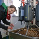 Sinikka Lennartz zapft Wasserproben für die monatlichen Messungen an Boknis Eck ab. Foto: Maike Nicolai, GEOMAR