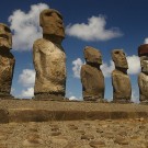 Sechs von den 15 Ahu Tongariki Moais. Foto: Rivi via Wikimedia Commons, CC BY-SA 3.0