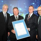 Preisverleihung des Deutschen Meerespreises 2015. Das Bild zeigt (v.l.n.r.) GEOMAR-Direktor Prof. Dr. Peter Herzig, den Preisträger Captain Nicholas Sloane, Burkhard Baum (Deutsche Bank) und Schleswig-Holsteins Ministerpräsidenten Torsten Albig. Foto: J. Steffen, GEOMAR