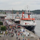 Blick auf die Pier an der Schwentinemündung. Das Forschungsschiff ALKOR war ebenfalls für Besucher geöffnet. Foto: Andreas Villwock, GEOMAR