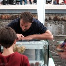 An Bord der ALKOR erklärten Biologen, welche Organismen man in Nord- und Ostsee finden kann. Foto: Jan Steffen, GEOMAR