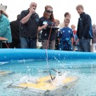 PHOCAs großen Bruder, das ROV KIEL 6000, konnten wir zwar nicht zeigen. Der ist aktuell im Pazifik im Einsatz. Aber die Modellbauer Carsten Heintze (2.v.l.) und Norbert Brüggen  hatten ihr nagelneues Modell  von dem 6000-Meter-ROV mitgebracht. Mit Fernsteuerung und Visor-Brille konnte man abtauchen. Foto: Jan Steffen, GEOMAR