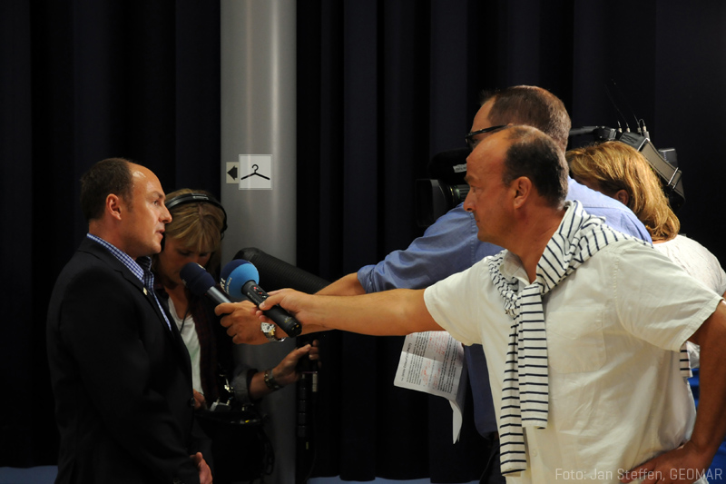 Pressekonferenz zur Simulation des möglichen Wegs des Flugzeugwrackteils auf La Reunion. Foto: Jan Steffen, GEOMAR