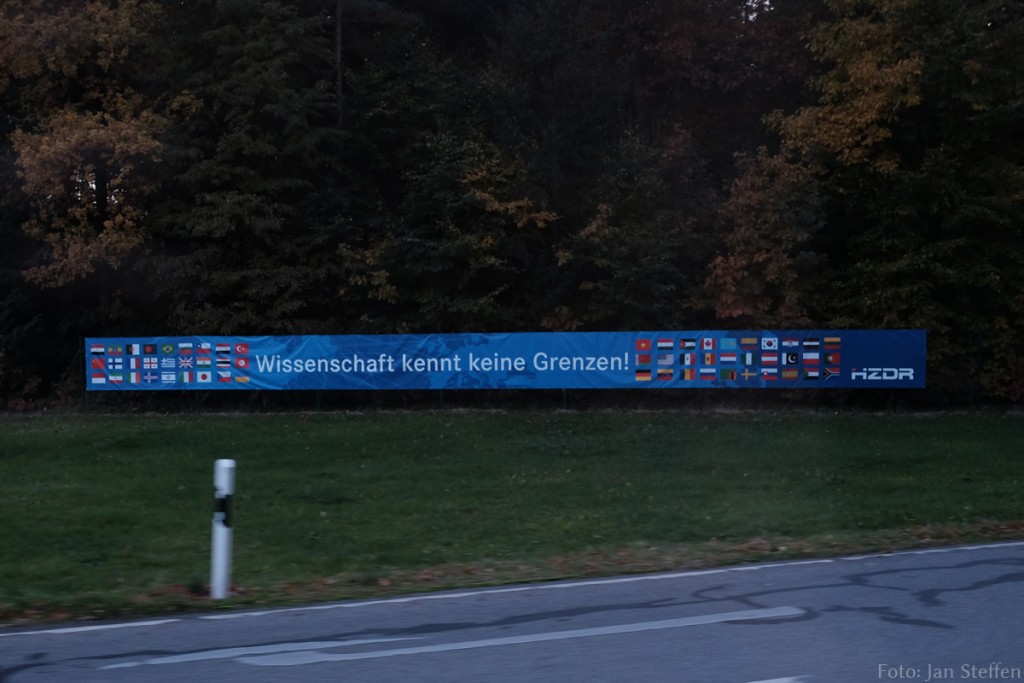 Banner an der Zufahrt zum Helmholtz-Zentrum Dresden Rossendorf.