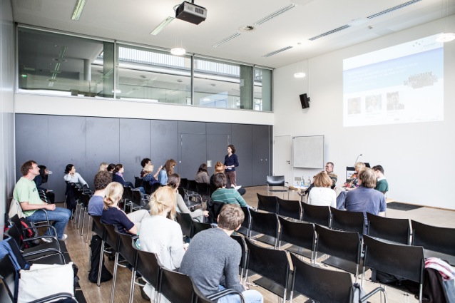 Early Career Scientists Conference in Kiel: Lange diskutierten die Nachwuchswissenschaftler mit dem Kieler Umweltethiker Professor Konrad Ott, der Biologin Prof. Ute Hentschel-Humeida und dem Seerechtler Prof. Alexander Proelß über die Frage „Sollen wir als Wissenschaftler alles tun, was wir tun können?. Foto: Jolan Kieschke