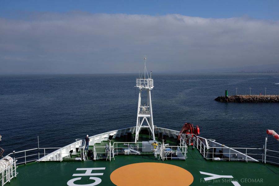 Die SONNE verlässt den Hafen. Foto: Jan Steffen, GEOMAR