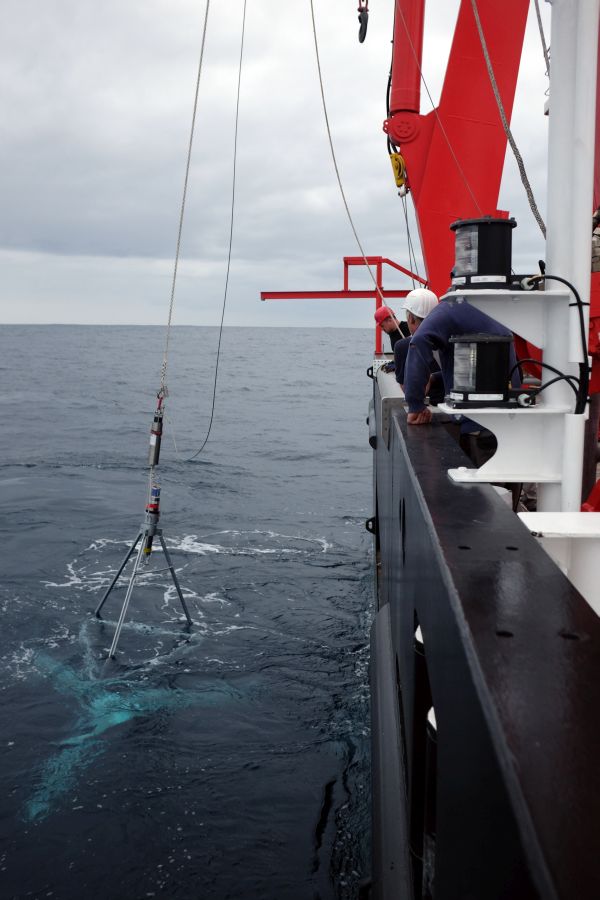 Der erste Tripode des GeoSEA-Arrays wird zum Meeresboden abgefiert / The first GeoSEA-Array tripod is lowered to the seabed. Photo: Jan Steffen, GEOMAR