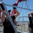 Zusammensetzen der letzten Tripoden auf dem Achterdeck / Assembling of tripods on the aft deck.  Photo: Jan Steffen, GEOMAR