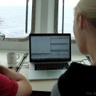 Vom Beobachtungsraum der SONNE aus kommmunizieren Dietrich und Anina mit dem Wave Glider / From the Observation Room of RV SONNE Dietrich and Anina communicate with the Wave Glider. Photo: Jan Steffen, GEOMAR