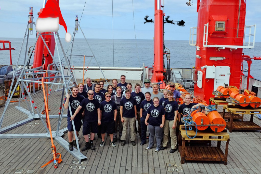 Das Team von SO244 GeoSEA sendet Nikolausgrüße an die Heimat / The team of cruise SO244 GeoSEA wishes you a happy St. Nicholas day. Photo: Jan Steffen, GEOMAR