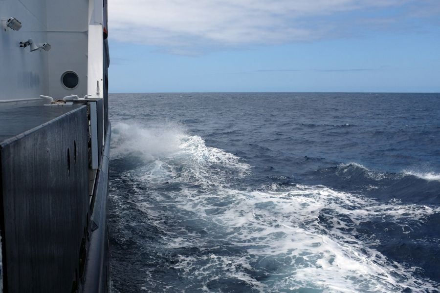 In Fahrt: Heute und morgen kartiert die SONNE Meeresboden / Mapping the seafloor with 8 knots. Photo: Jan Steffen, GEOMAR