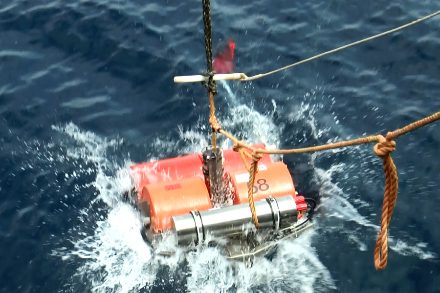 Das letzte OBS dieser Reise geht zu Wasser / The last OBS of this cruise is deployed. Photo: Jan Steffen, GEOMAR