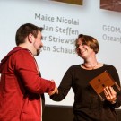 Laudator André Lampe gratuliert Maike Nicolai vom GEOMAR. Foto: Gesine Born, Wissenschaft im Dialog