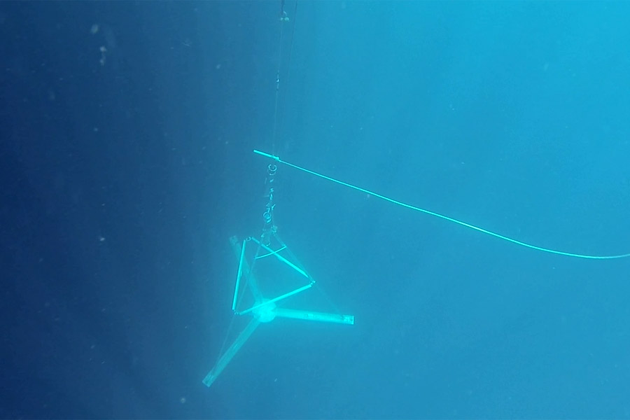 In die Tiefe - Ein GeoSEA-Tripode auf dem Weg zum Meeresboden / Into the deep - a tripod is lowered to the seafloor. Photo: J. Steffen, GEOMAR