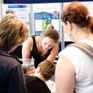 Johanna Krüger vom ozean:labor der Kieler forschungs:werkstatt erklärt kleinen und großen Besuchern der Ausstellung das Leben der Seesterne. Foto: Jan Steffen