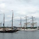 Kieler Woche bedeutet auch regen Verkehr auf dem Wasser. Einige Traditionssegler defilieren an der Alkor vorbei. Foto: Jan Steffen