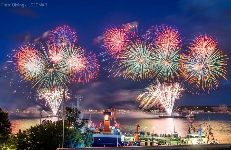 Final fireworks of Kiel Week 2017 with RV ALKOR in the foreground. Photo: Qixing Ji, GEOMAR