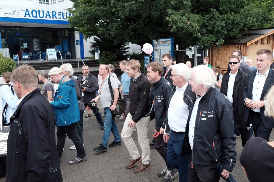 Noch vor der offiziellen Eröffnung der Kieler Woche 2018 besucht Bundespräsident Steinmeier in Begleitung des schleswig-holsteinischen Ministerpräsidenten Daniel Günther, des Kieler Oberbürgermeisters Ulf Kämpfer und des Kieler Stadtpräsidenten Hans-Werner Tovar die Kiellinie und kommt dabei auch am GEOMAR vorbei. Foto: Jan Steffen