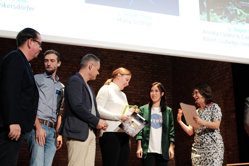 Bei der Preisverleihung des Fastforward Science Video-Wettbewerbs. Luisa Linkersdörfer (3. v. r.) überzeugte die Jury mit ihrer Begeisterung für skurrile Kleinstlebewesen in der Ostsee. Foto: Jan Steffen