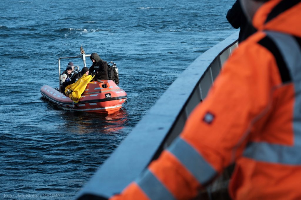 Erst als die vier Räder unter Wasser sicher montiert sind, ist der Einsatz für die Forschungstaucher beendet. Foto: Jan Steffen
