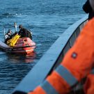 Erst als die vier Räder unter Wasser sicher montiert sind, ist der Einsatz für die Forschungstaucher beendet. Foto: Jan Steffen