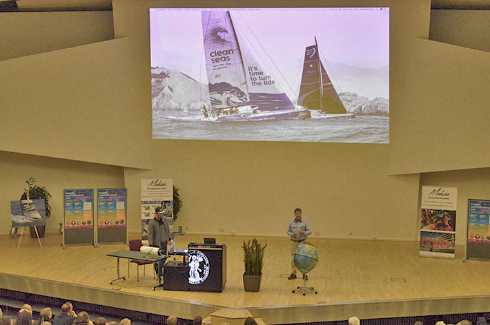 Boris Hermann und Dr. Toste Tanhua erklären während der Kinderuni im Dezember, wie Wissenschaft und Segelsport zusammenpassen.