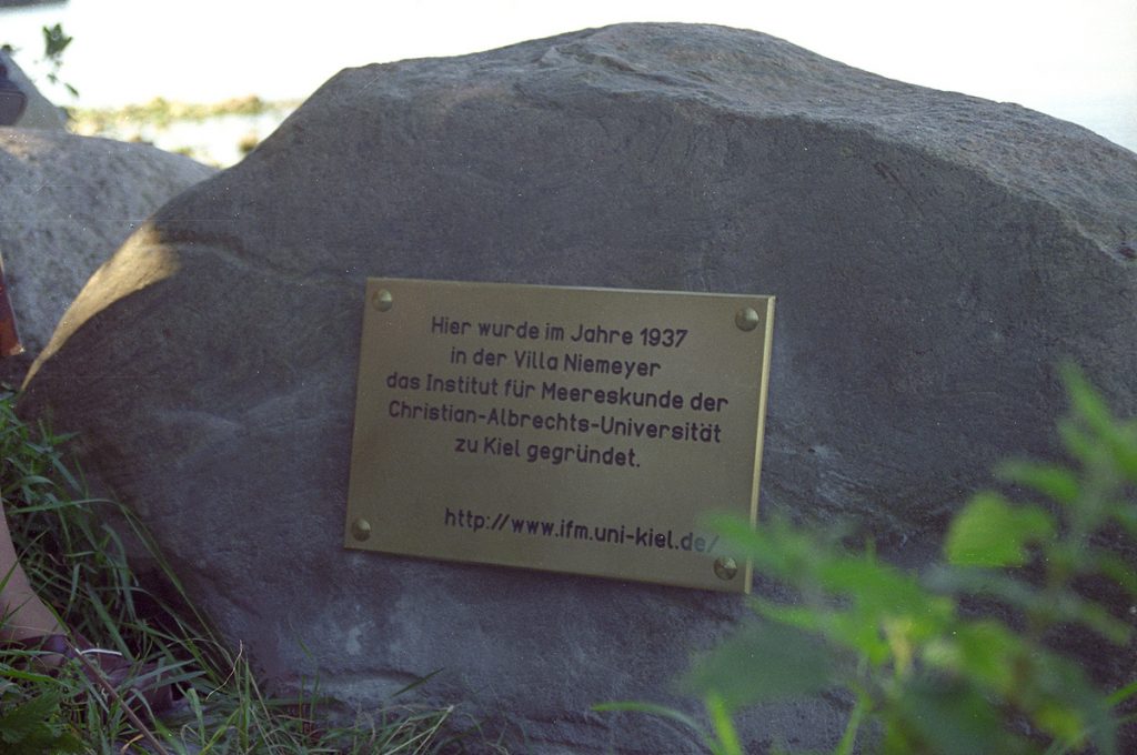 1. Gedenktafel zur Gründung des Institut für Meereskunde 1937. Aufgestellt am 10. August 1998 am Fördewanderweg. Photo: GEOMAR