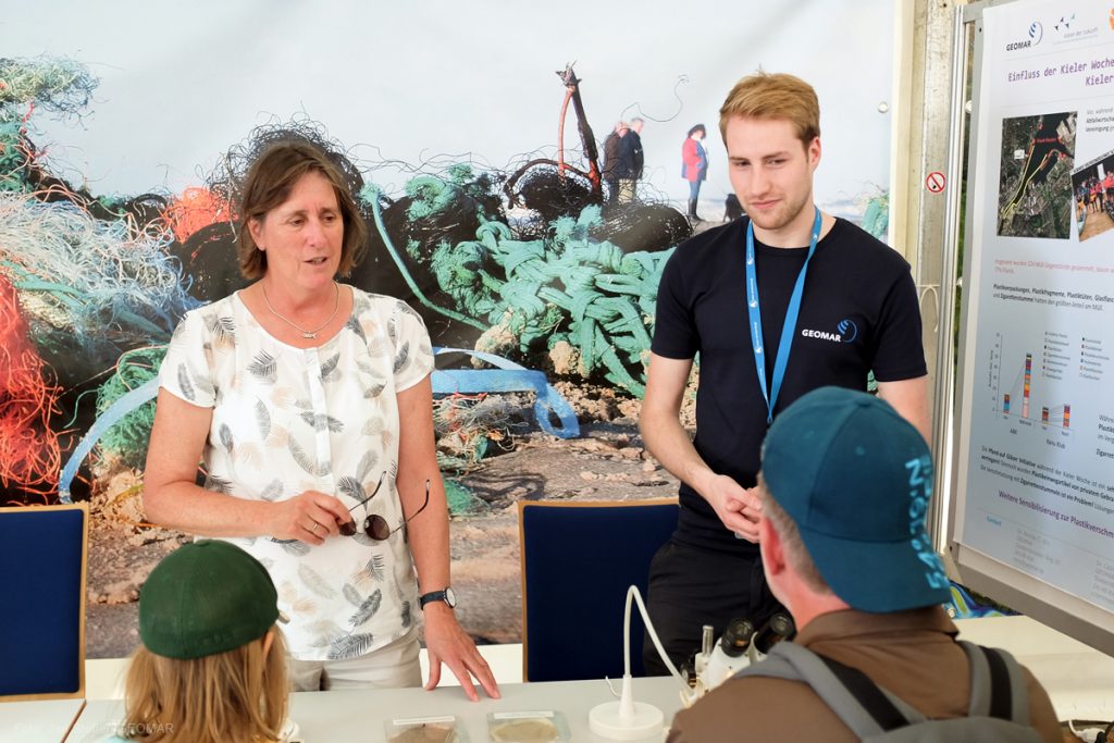 In unserem Zelt ist immer jemand da, den ihr mit Fragen löchern könnt. Zum Beispiel zum Thema "Müll im Meer". Photo: Jan Steffen / GEOMAR