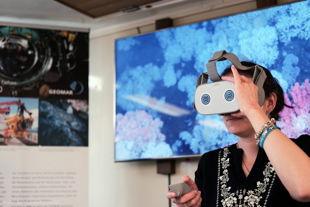 Abtauchen mit der VR-Brille. Photo: Jan Steffen / GEOMAR