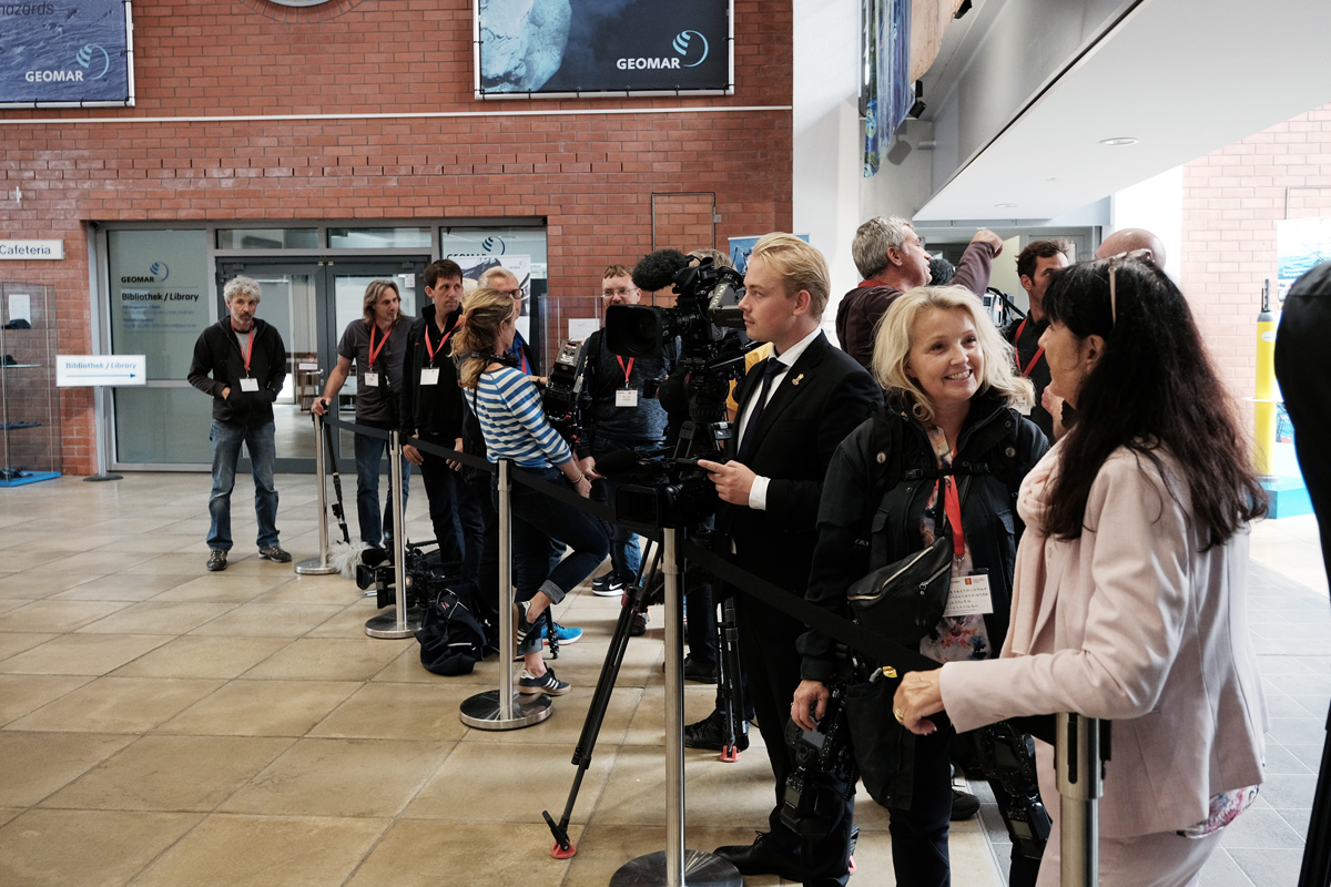 Die Presse wartet auf Ihre Majestät im Foyer des GEOMAR. Foto: Niklas Linke/GEOMAR