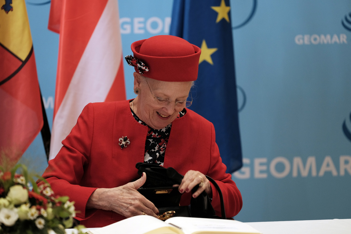 Ihre Mjestät trägt sich in das Gästebuch des GEOMAR ein. Foto: Nikolas Linke/GEOMAR