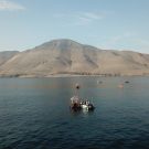 KOSMOS-Mesokosmen im Auftriebsgebiet vor der peruanischen Küste. Auch unter schwierigen Lockdown-Bedingungen hat das internationale Team die Versuche jetzt zu einem Abschluss bringen können/KOSMOS mesocosms in the upwelling area off the Peruvian coast. Even under difficult lockdown conditions, the international team has now been able to bring the experiments to a successful conclusion.