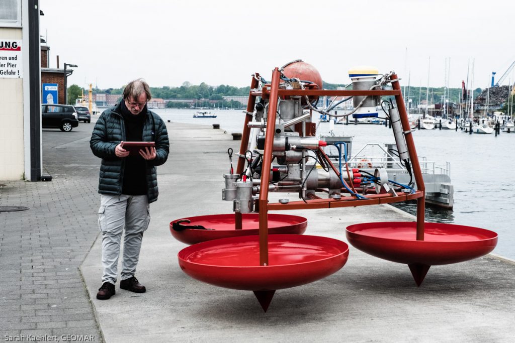 Joachim Gröger neben dem UFO / Joachim Gröger standing next to the UFO. Photo: Sarah Kaehlert/GEOMAR