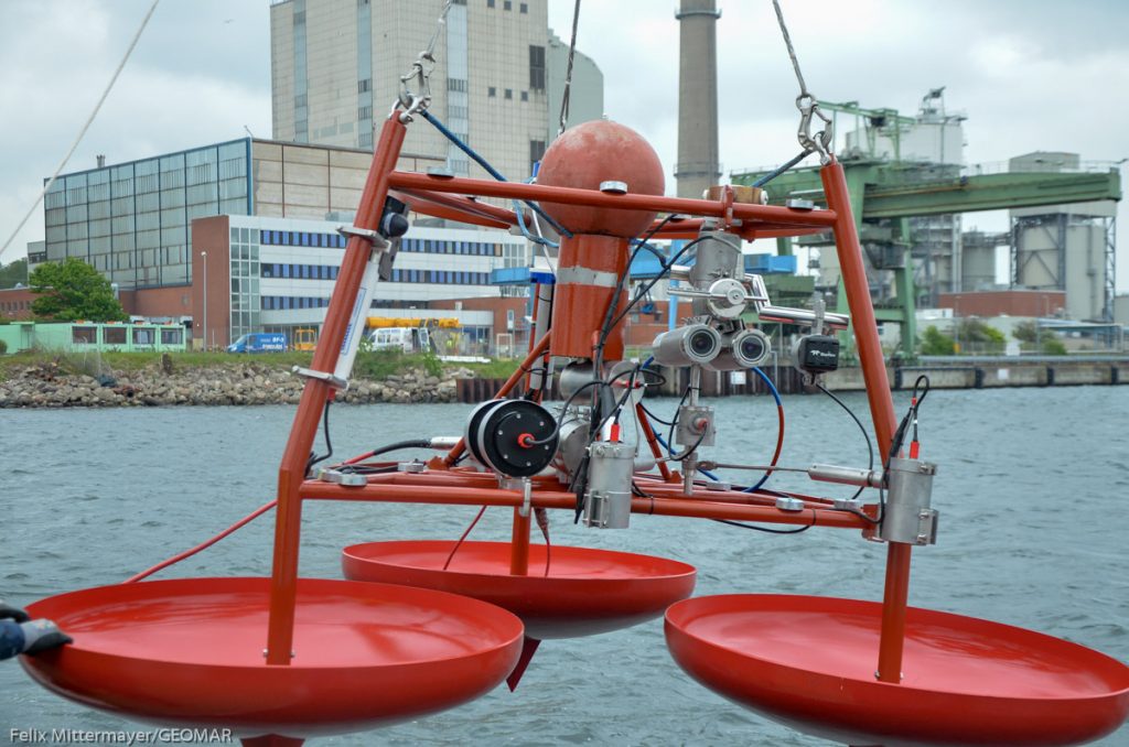 Das UFO wird ausgesetzt/The UFO is being deployed. Photo: Felix Mittermayer/GEOMAR