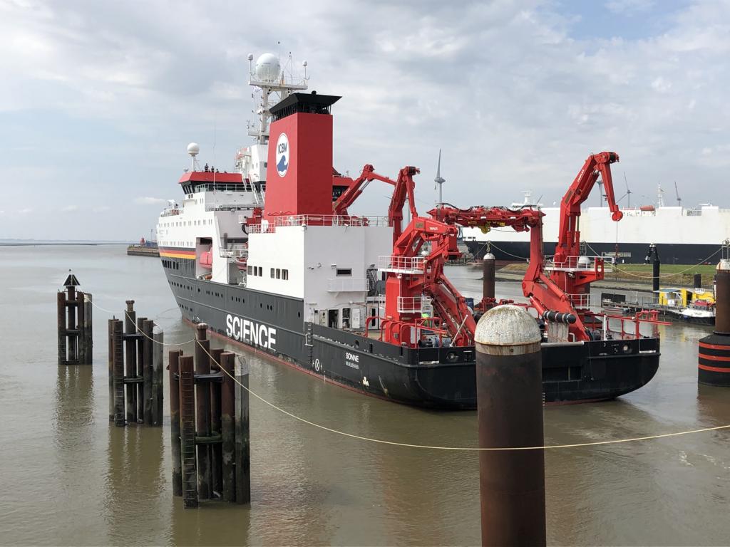 RV Sonne leaving lock (Photo: Ute and Gert Bartels)