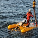 Hookman Martin Fenske catches the hook for the recovery of research submersible JAGO. Photo: Maike Nicolai, GEOMAR