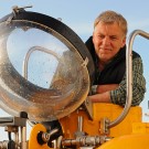 JAGO pilot Juergen Schauer watches the recovery of samples from JAGO's sampling box. Photo: Maike Nicolai, GEOMAR