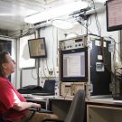 In the dry lab the driver of the CTD is monitoring the screen. Im Trockenlaber beobachet der Fahrer der CTD den Monitor. (Credit: Lisa Hoffmann, CC BY-NC-ND)