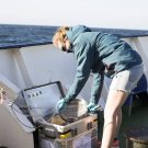 Theresa and Melf are scooping water. Theresa und Melfen schöpfen Wasser. (Credit: Lisa Hoffmann, CC BY-NC-ND)