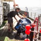 Tobias is rinsing the drifter and equiments with fresh water. 
Tonias reinigt den Drifters samt Zubehör mit Frischwasser. (Credit: Lisa Hoffmann, CC BY-NC-ND)