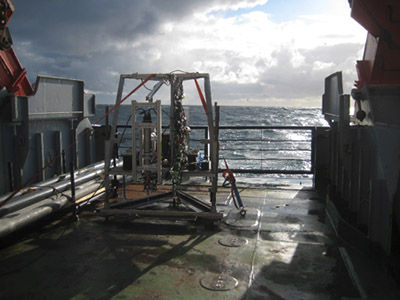 Der benthische Lander des MPI für Marine Mikrobiologie auf dem Arbeitsdeck der POSEIDON. Foto: Allison Schaap.