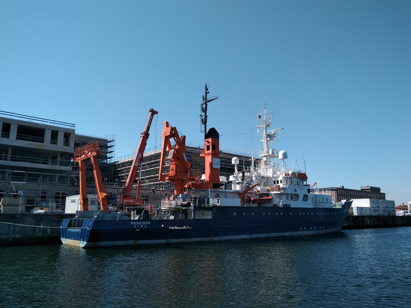 FS POSEIDON kurz vor dem Auslaufen in Kiel.