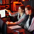 Blick in die ROV-Operationszentrale der RRS JAMES COOK. Photo: Ben Roche